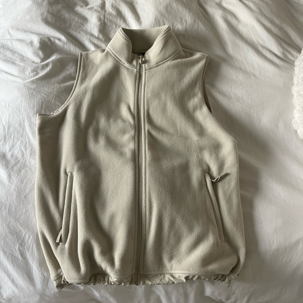 Aritzia TNA Action Cream Zip-Up Vest